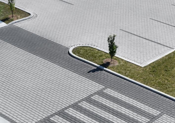 Techo bloc estudio de caso pavimento permeable hydra comercial gris negro chambly página principal img2