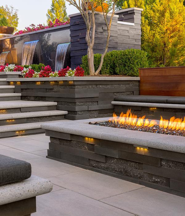 Techo bloc de estilo patio trasero pasos fogata losas paredes tapas gris moderno 3
