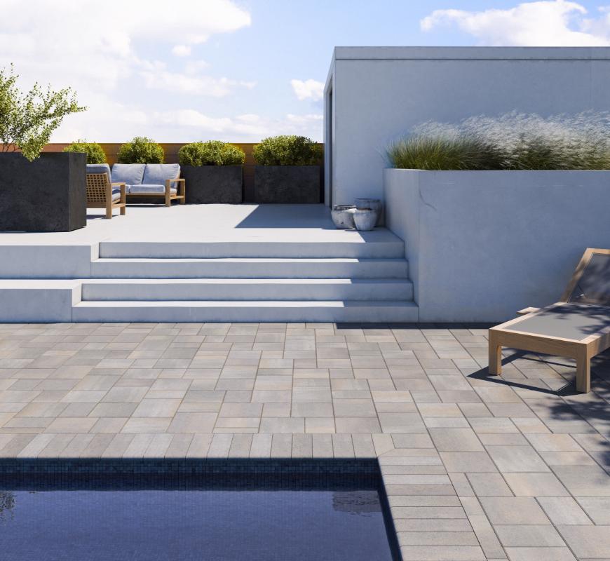 Moderno patio trasero con patio de varios niveles y cubierta de piscina pavimentada con losas Pacific, diseñado para renovaciones junto a la piscina.