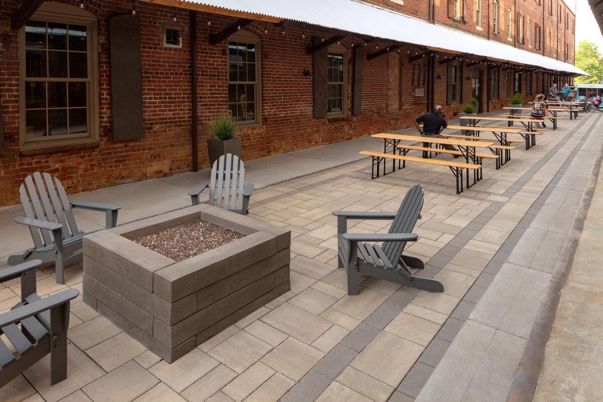 Techo bloc estudio de caso adoquín comercial firepit balada marrón elaboración de cerveza img 1