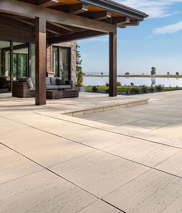 Techo bloc por estilo patio trasero losas travertina tapas beige tradicional 1