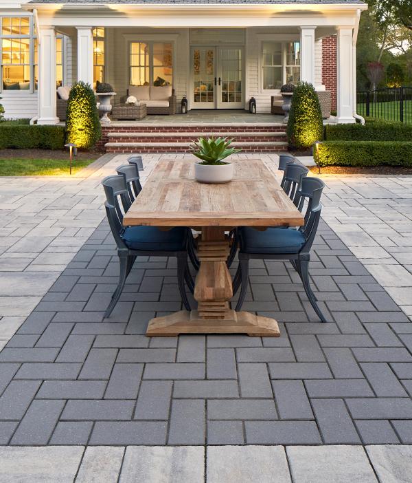 Techo bloc de estilo patio trasero mesa de comedor losas gris negro tradicional 4