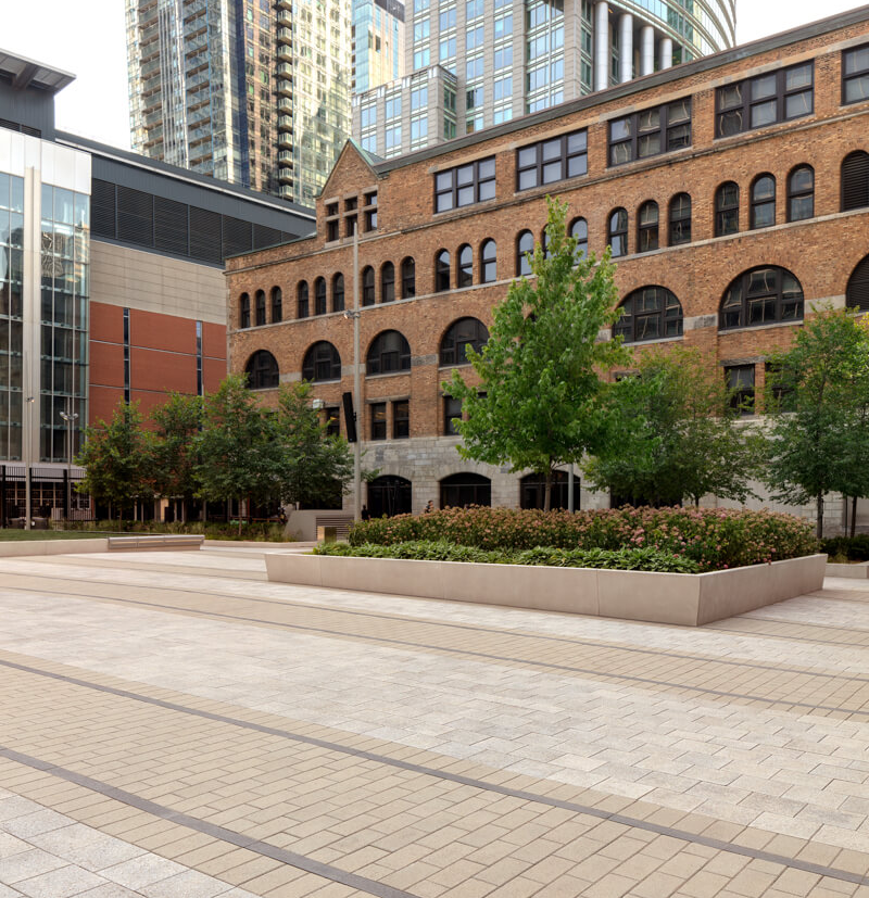 Techo bloc estudio de caso pavimento comercial gris beige negro torre deloitte img1