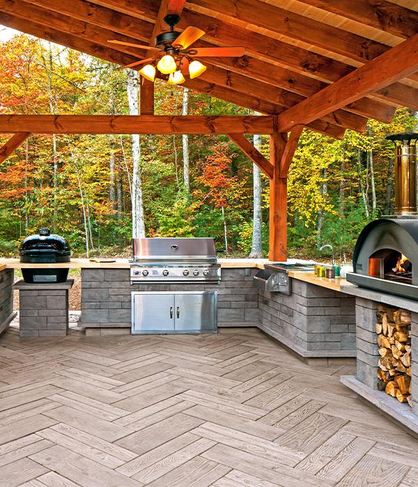 Techo bloc de estilo patio trasero cocina al aire libre bbq parrilla losas paredes tapas gris marrón rústico 1
