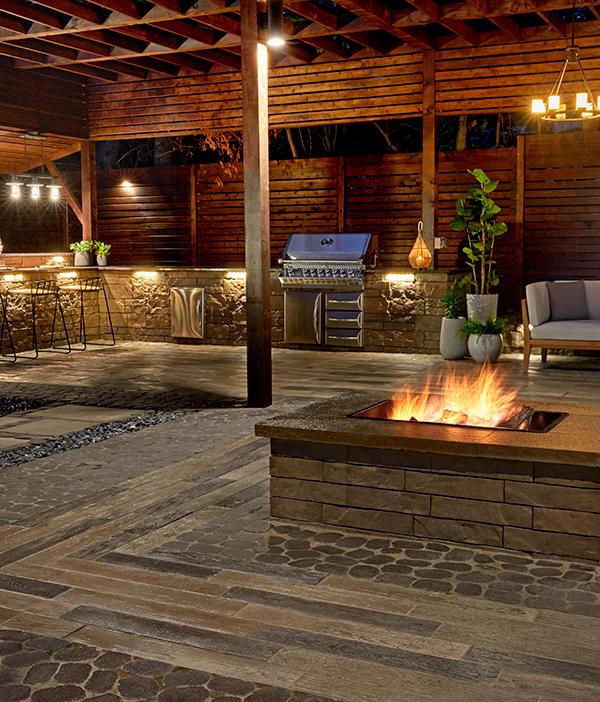 Techo bloc por estilo patio trasero fogata losas paredes tapas marrón rústico 7