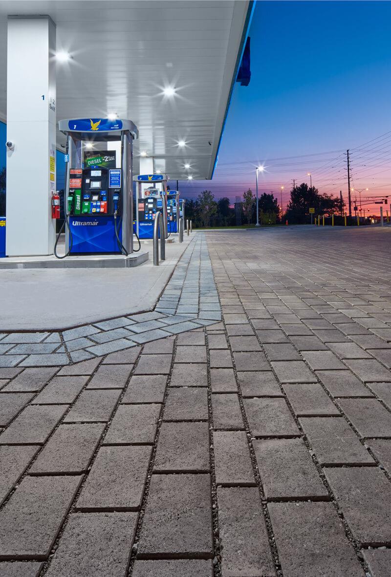 Techo bloc estudio de caso comercial pavimento permeable gris gasolinera ultramar img1