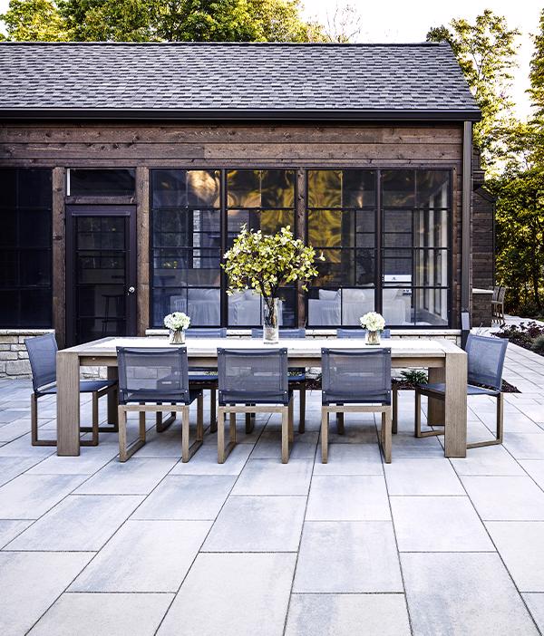 Techo bloc de estilo patio trasero mesa de comedor losas gris rústico 2