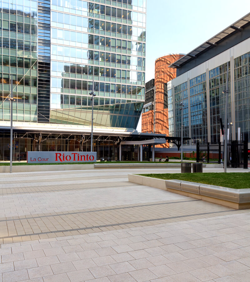Techo bloc estudio de caso adoquín comercial gris beige negro torre deloitte img2
