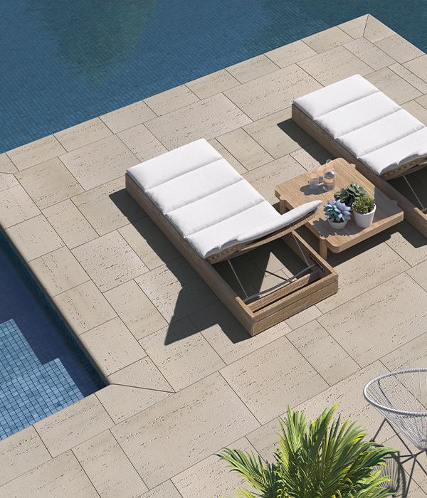 Techo bloc de estilo patio trasero junto a la piscina losas exóticas travertina textura beige 1
