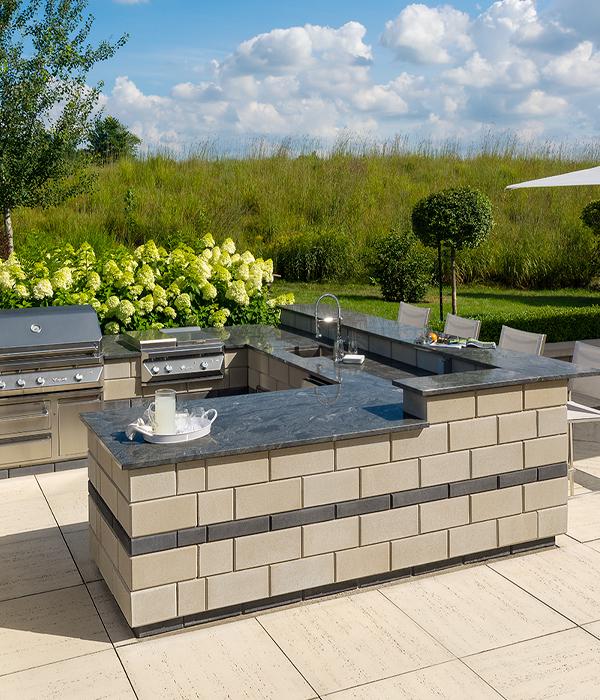 Techo bloc by space outdoor kitchens patio trasero bbq grill isla paredes losas beige gris 2